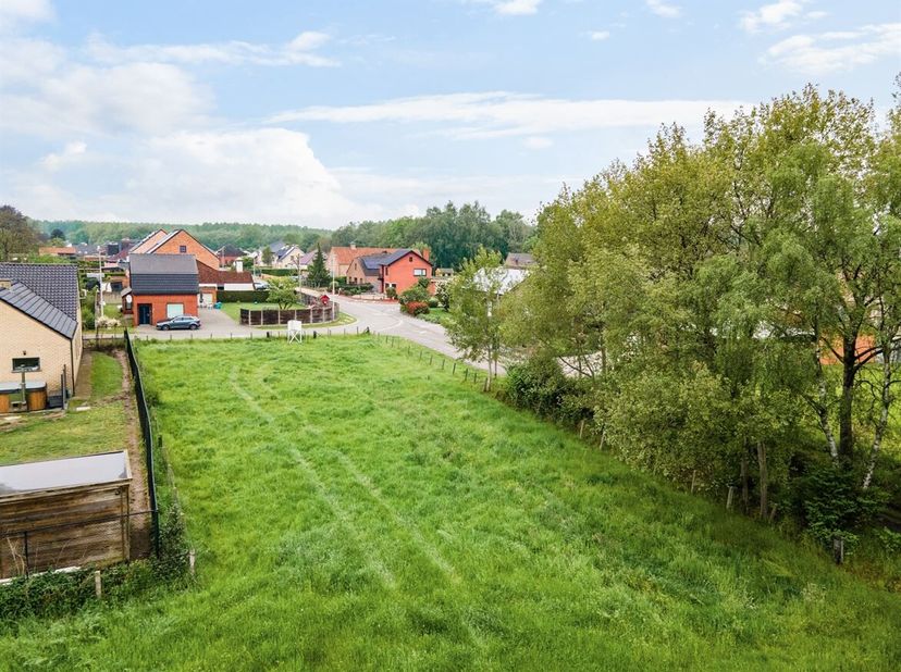 Ruime bouwgrond (9a35) met vrij uitzicht op rustige locatie <br />
Ligging: Het perceel bevindt zich op een centrale locatie tussen de dorpskernen van