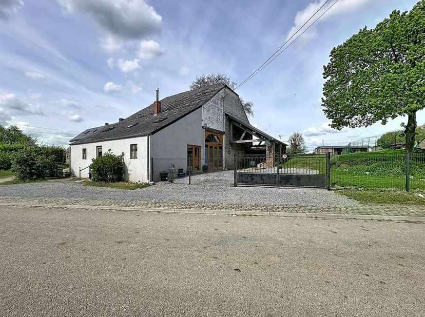 Jolie maison située à Vergnies !!!<br />
Le bien est composé comme suit : living ouvert sur la cuisine, salle de bain, 4 chambres, 1 pièce aménagée (p