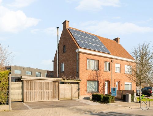                                         Maison à vendre à Sint-Eloois-Vijve, € 425.000
