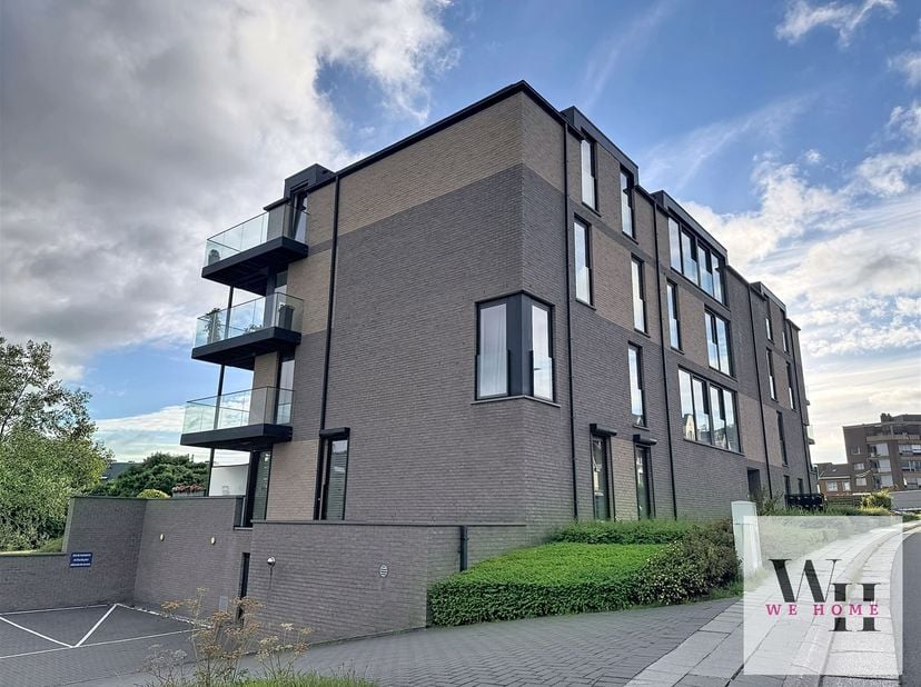 Uw WeHome-kantoor in Mont-sur-Marchienne biedt u een mooi, licht en comfortabel appartement van bijna 90 m² aan in de Rue du Beau Site. Entreehal, was