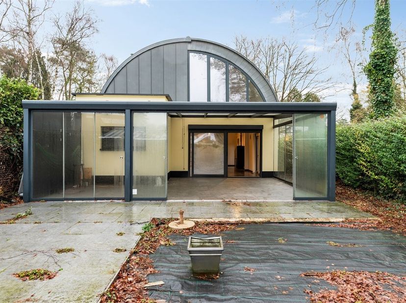 Deze op te frissen villa is gelegen op een perceel van bijna 1000 m² in een rustige en groene omgeving en biedt bovendien de perfecte mix van comfort