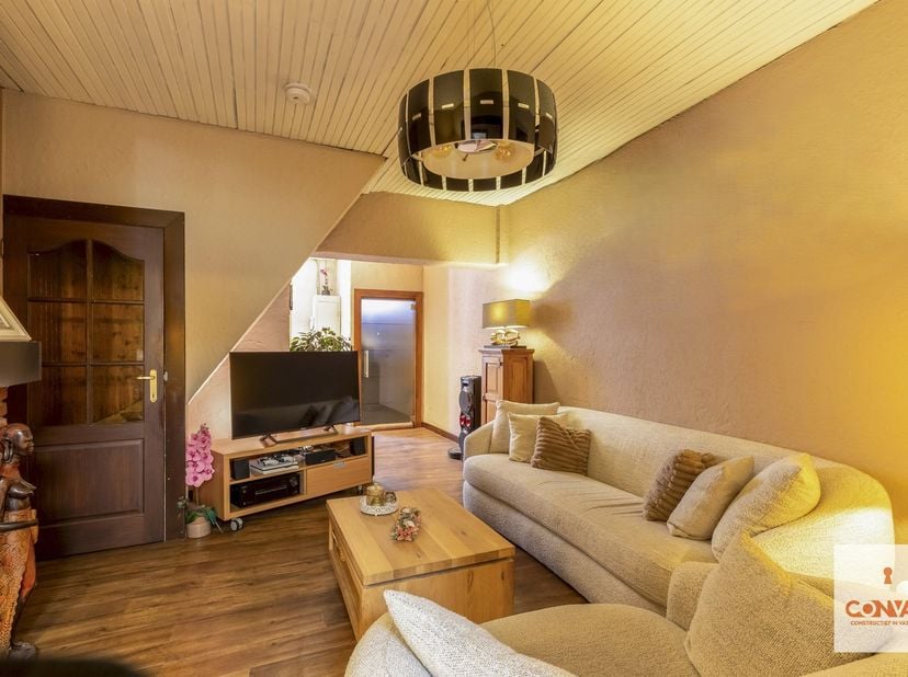 Bij het betreden van de woning komt u binnen in de inkomhal die toegang geeft tot de gezellige leefruimte. Verder vindt u de keuken, badkamer en een z
