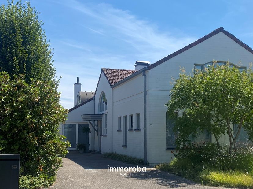 Centraal gelegen, open bebouwing met inkom, gastentoilet, ruime en lichtrijke leefruimte, keuken, wasplaats, ruime berging (vroeger garage), 4 gezelli