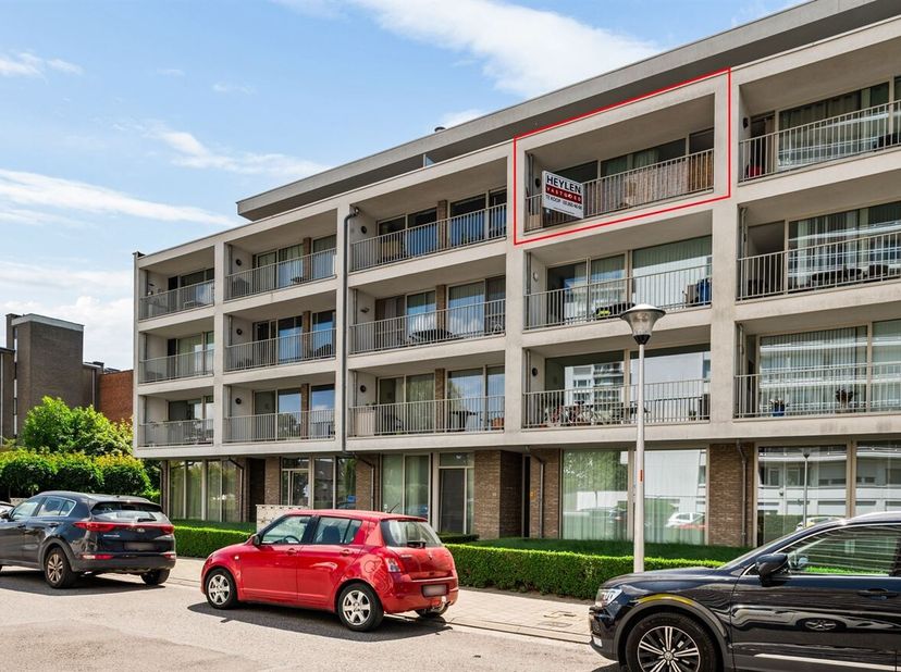 Instapklaar appartement met 2 slaapkamers, terras en autostaanplaats!<br />
Ligging<br />
Dit appartement is gelegen in de rustige Frieslandstraat in