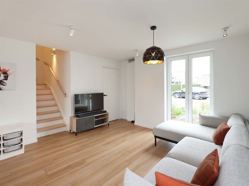 Eigentijdse en energiezuinige nieuwbouwwoning (E-peil 13) met 3 slaapkamers en aangelegde tuin<br />
Omgeving:<br />
+ Rustige en kindvriendelijke woo