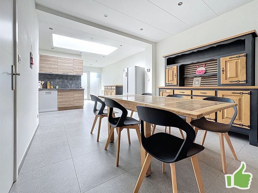 Maison entièrement rénovée avec 4 chambres, cour et garage. Proche du parc de Mouscron<br />
<br />
Composition: <br />
hall d'entrée, spacieux séj
