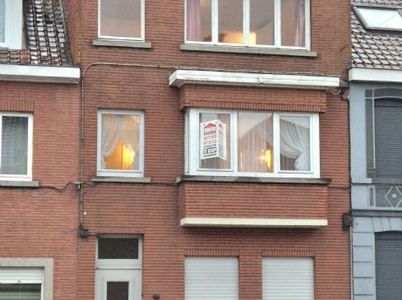 Mooie woning op een centrale ligging te Ronse, omvattende o.a. op het GELIJKVLOERS:<br />
&amp;#8226;Ruime inkomhal<br />
&amp;#8226;Lichtrijke leefruimte m