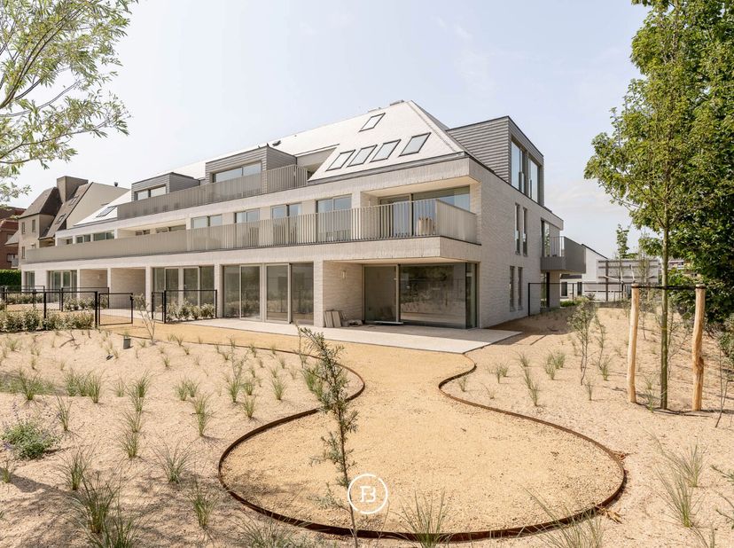 Ce magnifique appartement de jardin unique dans le nouveau projet Aquilo offre une opportunité exceptionnelle d'avoir votre propre jardin dans le chic