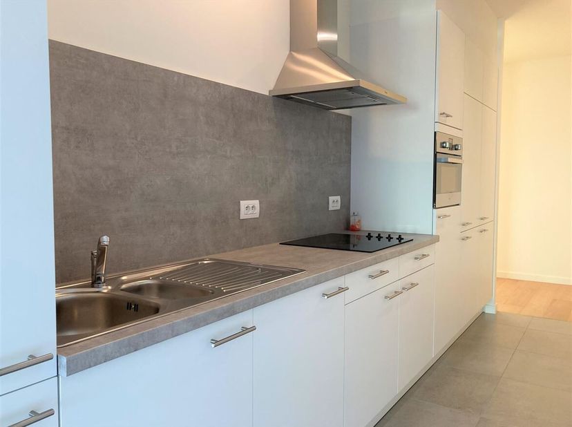Op zoek naar een investeringseigendom? <br />
Ontdek dan deze verhuurde assistentieflat met veel lichtinval, terras en berging. <br />
Dit appartement