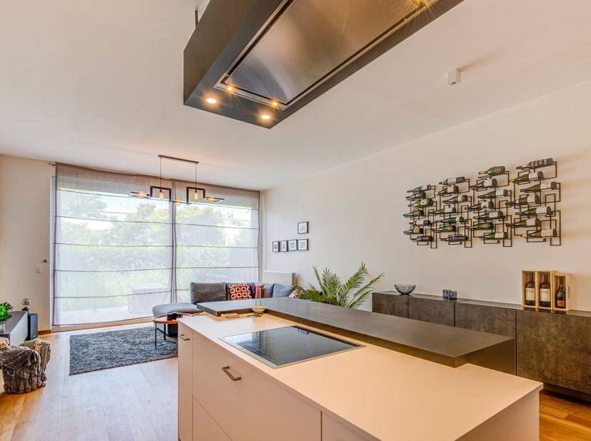 2 slaapkamer appartement, instapklaar op wandelafstand van Dageraadplaats en tramhalte 11. Op een gelijkvloers van een nieuwbouw uit 2017 een fraai in