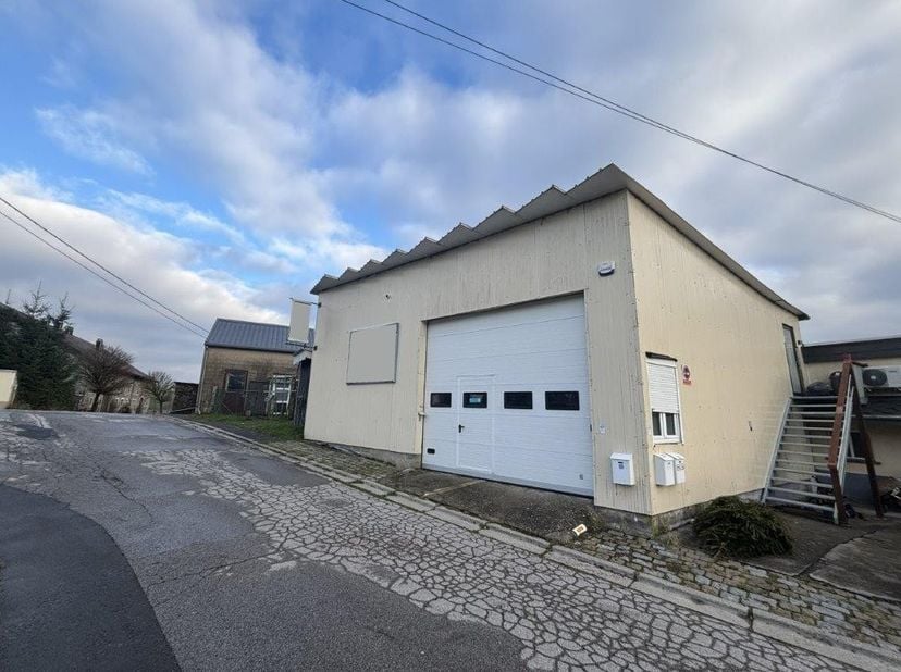 Opslagruimte, gelegen nabij Bertrix en Neufchâteau.<br />
<br />
Indeling van het pand&amp;nbsp;: <br />
Opslagruimte met sectionaalpoort, alarm, mazoutta