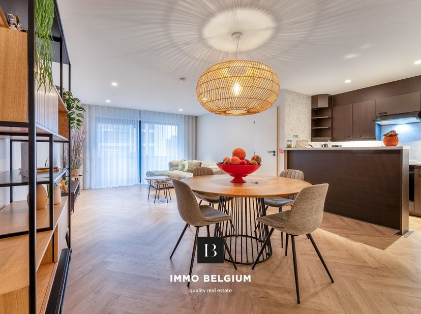 Cet appartement/studio rénové est situé au premier étage de la résidence Ter Strandwege, juste au coin de la digue d’Ostende-Mariakerke. La propriété