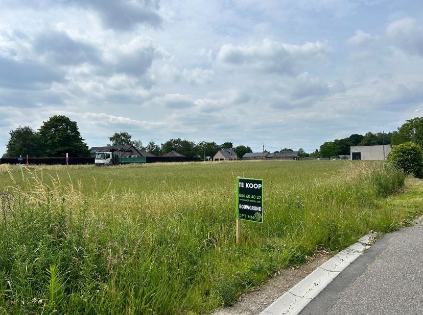 Mooi perceel bouwgrond (verkaveld) voor alleenstaande bebouwing.<br />
<br />
GEEN BOUWVERPLICHTING - Zuid georiënteerd<br />
<br />
Enkel ééngezinswo