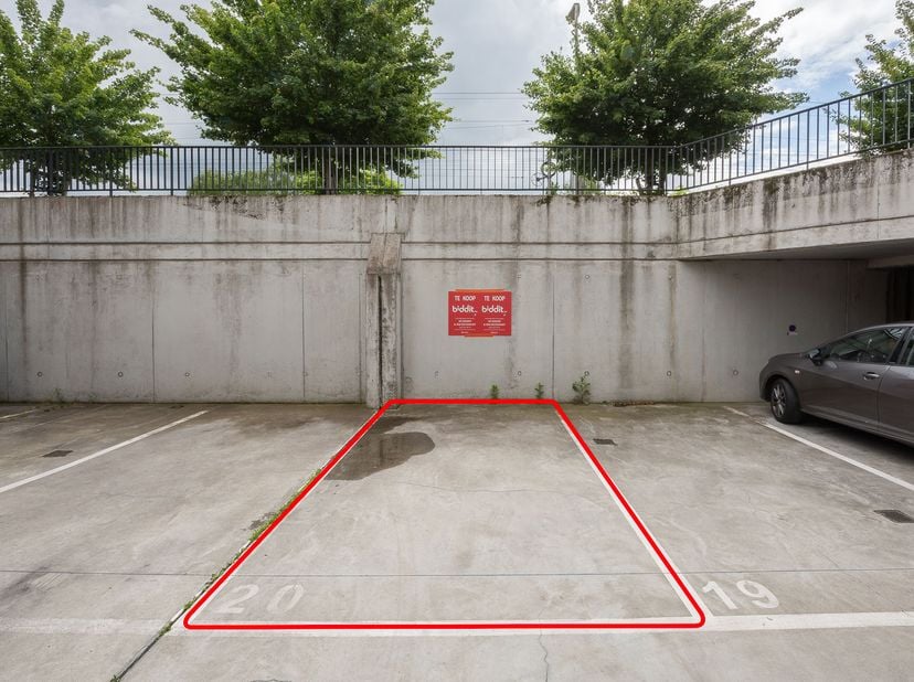 LOT 2: AUTOSTAANPLAATS -<br />
Autostaanplaats nummer 20, gelegen in de ondergrondse garage van Residentie 'Schollaertshof', blok D.<br />
Een vlotte