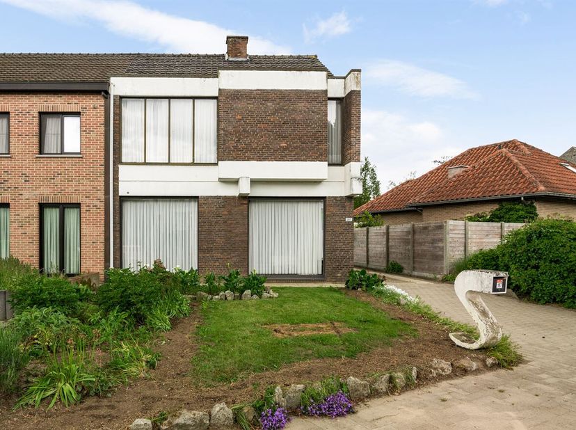 Halfopen bebouwing met 4 slaapkamers en gezellige tuin op centrale ligging in Geel.<br />
Op een uitstekende ligging in Geel bevindt zich deze halfope