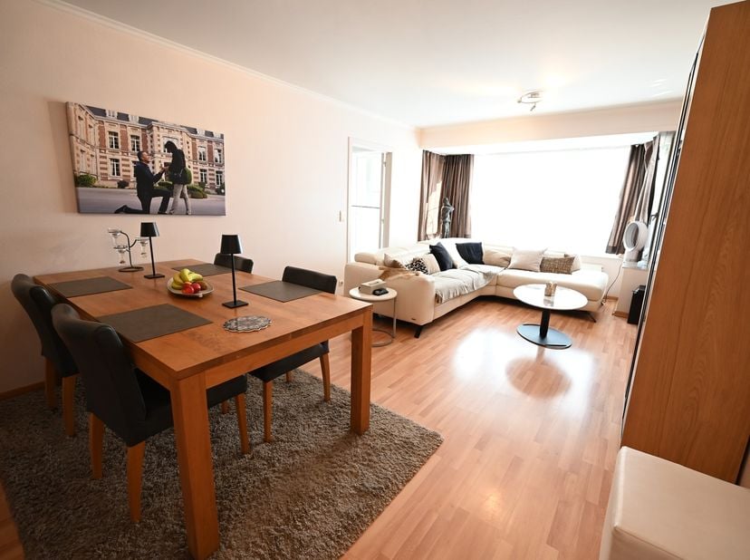 Dit VERZORGD én ENERGIEZUINIG APPARTEMENT is gelegen op 5 minuten wandelafstand van ZEE! Deze tijdloze residentie werd opgericht in 1997 met absolute
