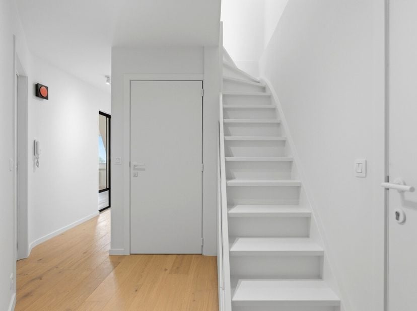 [[ DIT PAND NEEMT DEEL AAN DE ERA OPEN HUIZEN DAG OP 13/6 VAN 16:00 TOT 17:00 ]] Te koop: prachtig gerenoveerd appartement (2026) met open zicht op ze