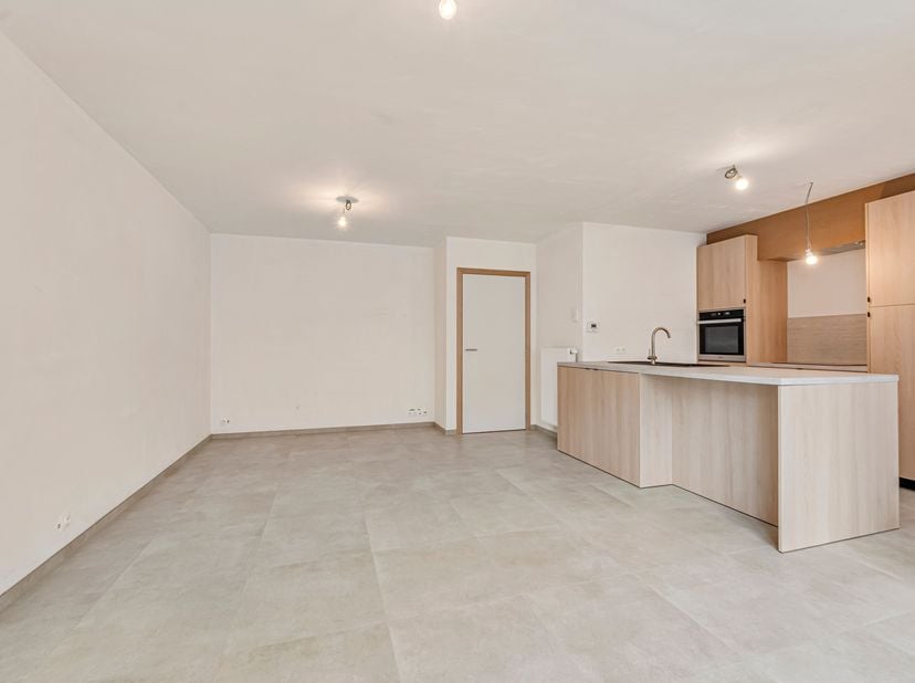 Dit gelijkvloers appartement werd recent volledig afgewerkt met knappe materialen en wordt u te koop aangeboden.<br />
Verkoop onder registratierechte