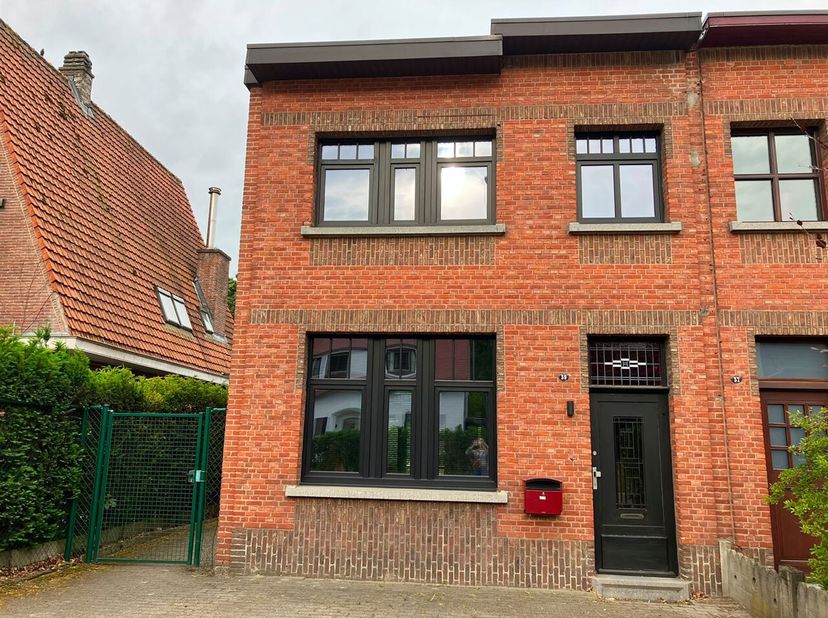 Belle maison (meublée) prête à l'emploi avec 2 chambres à coucher, une surface habitable de 125m² et un jardin spacieux et ensoleillé dans une situati