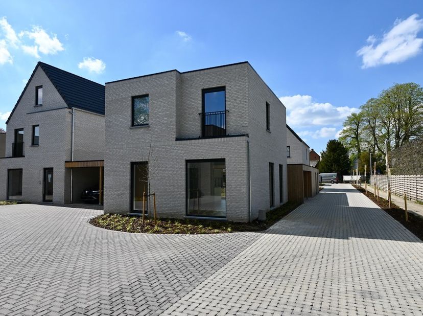 Nieuwbouwwoning in centrum Broechem met 3 slaapkamers !<br />
<br />
Indeling : Inkomhal , apart toilet , woonkamer met open keuken , berging .<br />