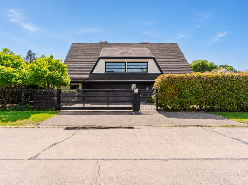 LIGGING<br />
Deze villa is gelegen op een uitermate rustige en kindvriendelijke locatie in Melle.<br />
U geniet hier een maximale rust en privacy al