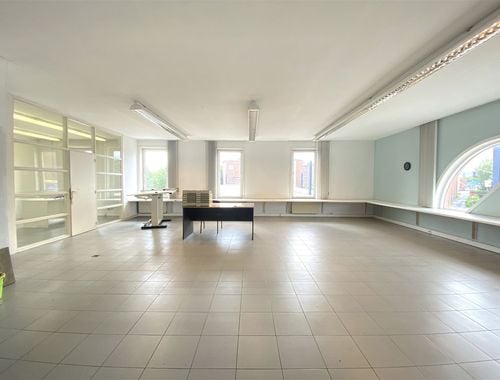                                         Burelencomplex te huur in Sint-Denijs-Westrem, € 1.400
