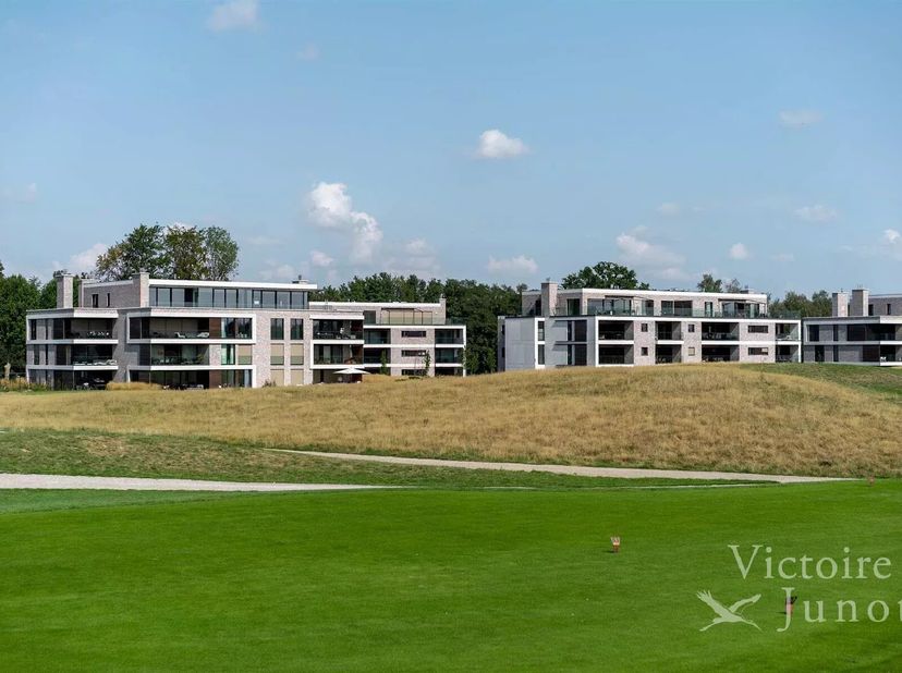 Deze luxueuze PENTHOUSE van 218 m², gelegen in een residentie grenzend aan de golf van Sterrebeek, geniet niet enkel van prachtige zichten en een unie