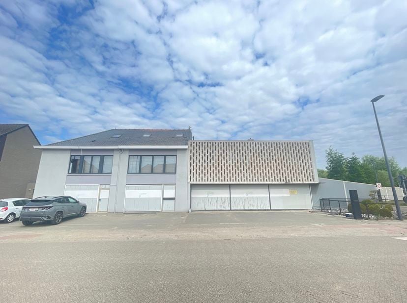 Ontdek dit veelzijdige gebouw, ideaal voor investeerders of ondernemers! Het gelijkvloers omvat ca. 475 m², momenteel ingericht als voedingsverwerkend