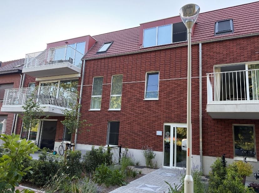 Instapklaar nieuwbouwappartement op 1steV (bouwjaar 2026) bestaande uit : Inkomhall, slaapkamer met aansluitend modern ingerichte badkamer, apart hang