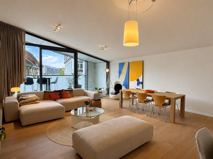 Ideaal gelegen en ruim gemeubeld appartement van ca 99 m² (cfr. EPC) op de derde verdieping van een verzorgd gebouw in hartje Antwerpen. Het apparteme