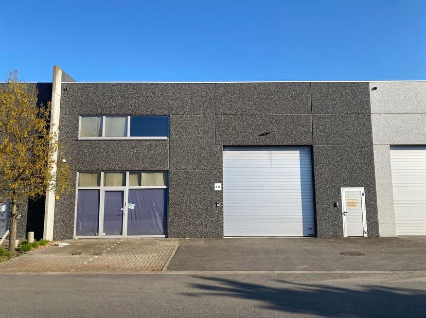 KMO-unit te huur in modern KMO-park nabij E19<br />
Functionele KMO-unit van ca. 262 m² te huur in het goed onderhouden KMO-park Elzenbroek. De unit g