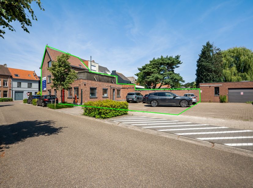 Deze instapklare woonst beschikt over een aparte, volledig ingerichte kantoorruimte aan de achterzijde van het gebouw. Deze beschikt over een eigen in