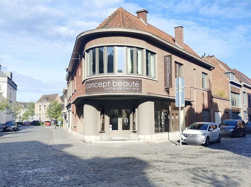 Henro immo vous présente cette surface commerciale de + de 140 m² , situation idéale menant vers la rue Royale.<br />
<br />
Open-space en angle pro