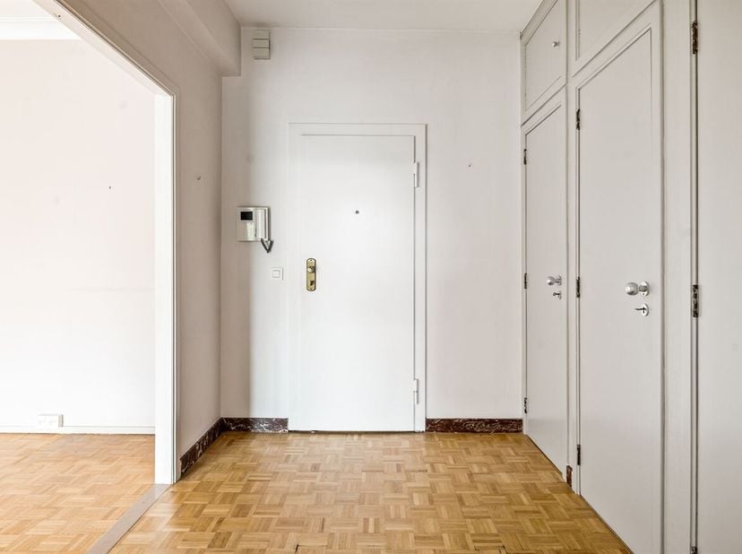 Appartement spacieux (110 m²) prêt à emménager, comprenant 3 chambres, une terrasse et une place de parking (à acheter obligatoirement pour un montant