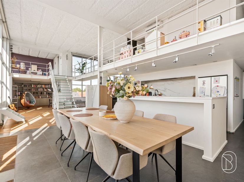 C'est dans cette ancienne filature de laine que se trouve ce loft exceptionnel de 340 m², réparti sur deux étages et aménagé avec des matériaux haut d