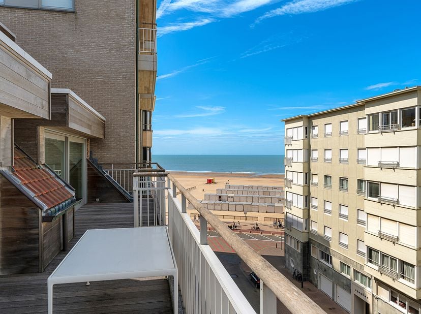 bliem zonnig duplex appartement met ruime terrassen en zijdelings zeezicht op enkele stappen van de zeedijk Knokke.<br />
Via de inkom met gastentoile