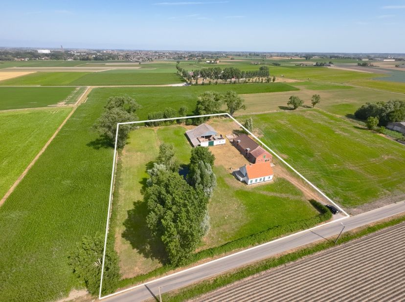 Droomt u van wonen in alle rust, omringd door natuur en met een adembenemend uitzicht over het Vlaamse landschap? Dan biedt deze unieke hoevesite in d