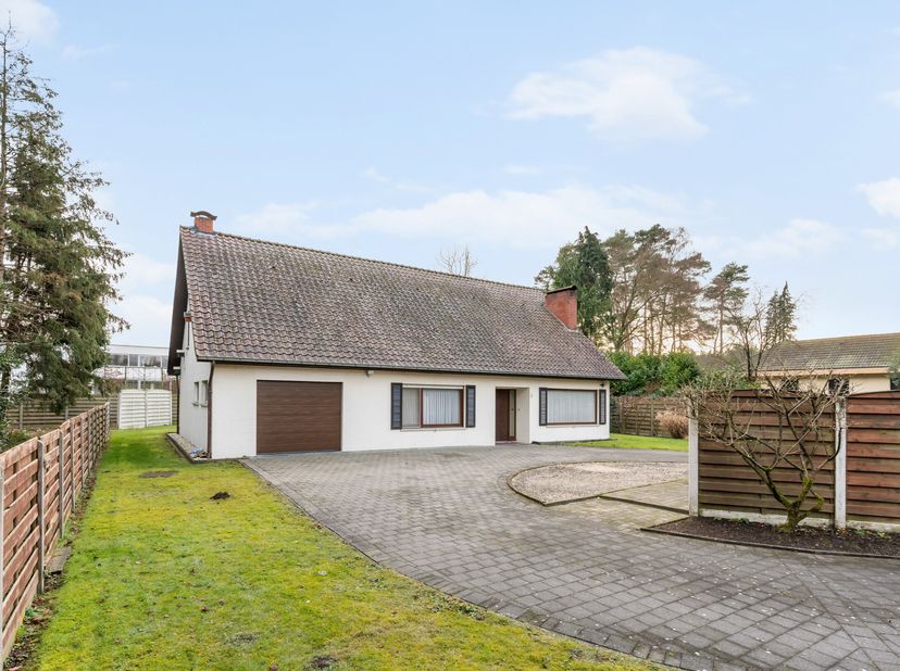 Goedgelegen laagbouw gezinswoning met 2 slaapkamers en riante tuin op 2133m² te Retie. De zolderverdieping biedt mogelijkheden om uit te breiden.<br /