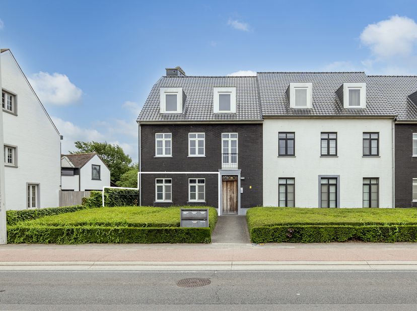 Welkom in dit aangename gelijkvloerse appartement, ideaal gelegen op een steenworp van het gezellige centrum van Hoogstraten. Hier geniet u van alle d