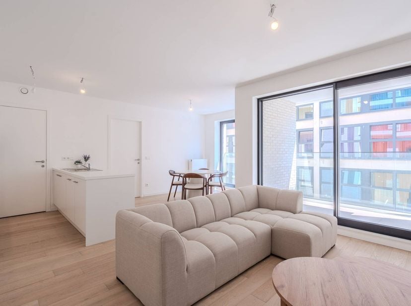 Ontdek dit lichtrijk nieuwbouwappartement te koop, uitstekend gelegen vlak aan zee langs de Hofstraat te Oostende. Het appartement maakt deel uit van