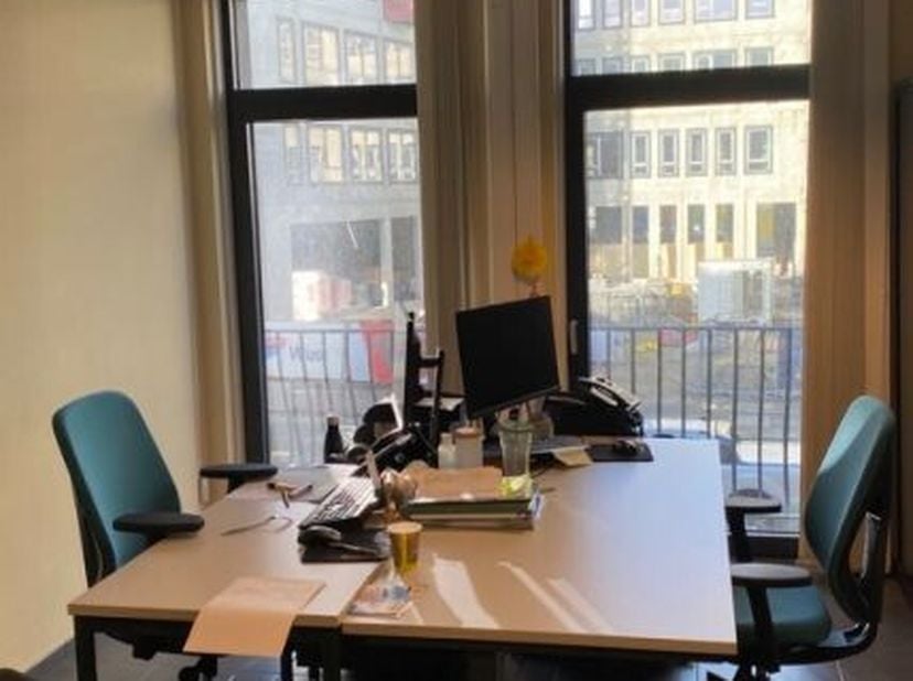 Gerenoveerde kantoorruimtes te huur in de directe nabijheid van de stationsomgeving in Namen. Het bedrijfspand biedt kantoorruimtes aan met een hedend