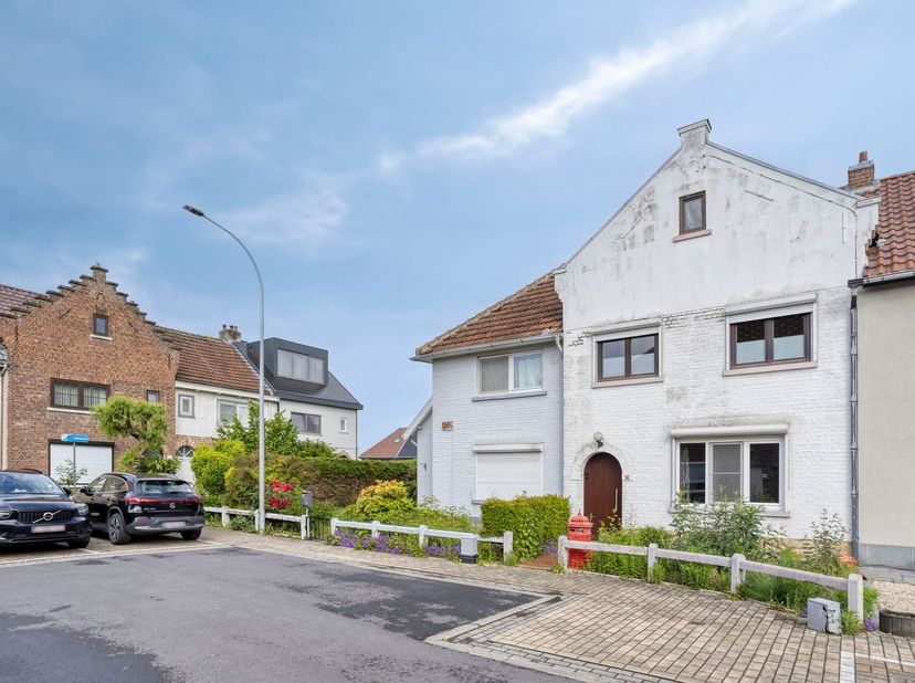 Maison à rafraichir avec 3 chambres et garage.<br />
Comprenant :<br />
·Sous-sol (-1) : cave sèche.<br />
·Rez-de-chaussée : hall d'entrée, salon,