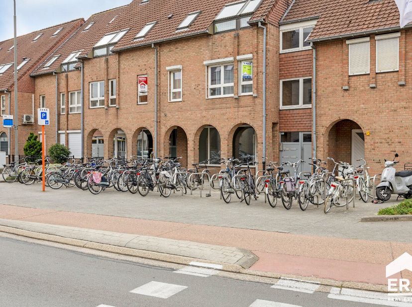 Gelijkvloers handelspand op zichtlocatie in Lommel. Gelegen te Lommel-centrumIndeling: handelsruimte, kitchenette, toilet &amp; bergruimteOnmiddellijk bes