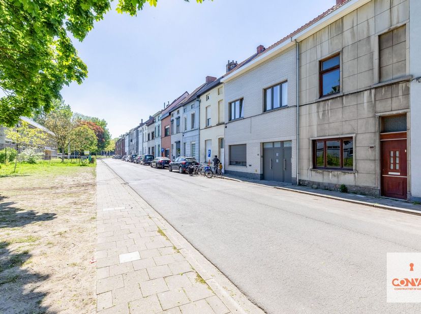 In de Walstraat 78 te Gentbrugge bevindt zich deze grotendeels gestripte woning, klaar om naar eigen smaak en stijl afgewerkt te worden.&amp;nbsp;<br />
<