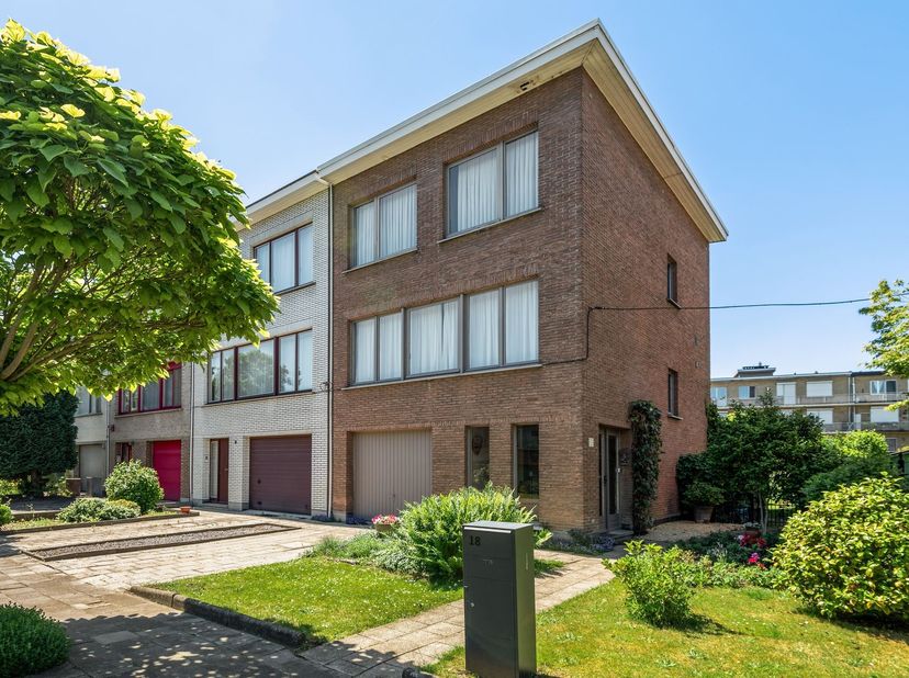 Ligging: Deze woning bevindt zich in een rustige doodlopende straat, op wandelafstand (200m) van Park Distelhoek. Dankzij de uitstekende ligging genie