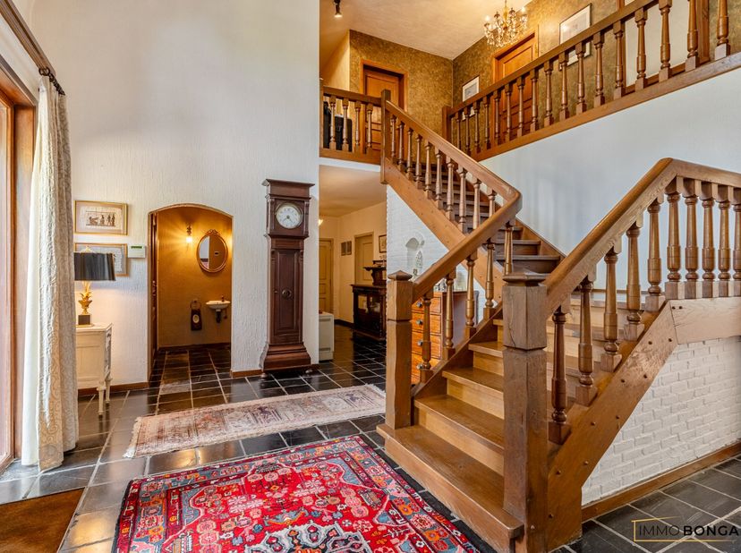 Op een perceel van maar liefst 21a45ca vinden we deze prachtige villa, gelegen in een rustige en aangename omgeving van Houthalen-Oost. De woning comb