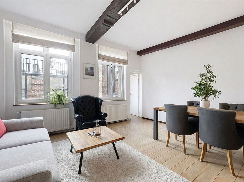 Quartier Sainte-Catherine, à proximité de toutes commodités - Splendide appartement de +/-55m² - Au 1er étage / 2 étages : L'appartement est composé d