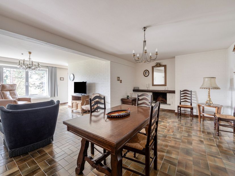 Dit mooi en zeer goed onderhouden appartement in Tienen is perfect voor wie op zoek is naar een comfortabele en open leefruimte met veel lichtinval. G