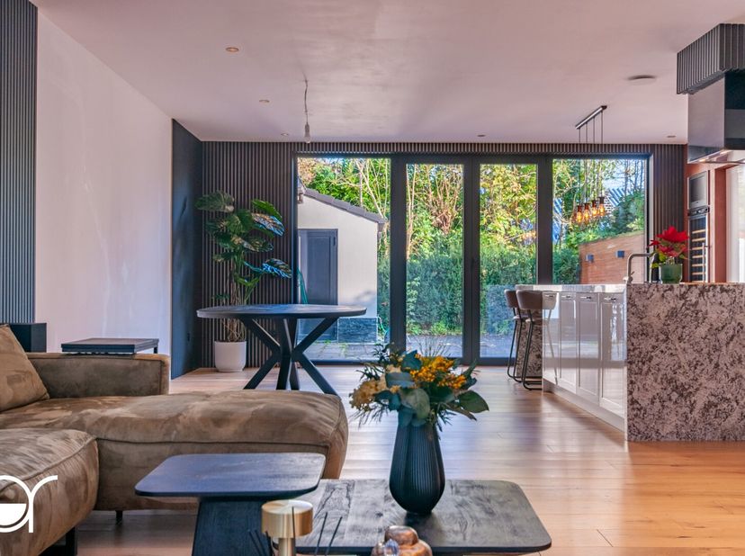 Welkom in deze prachtige nieuwbouwwoning aan de Emiel Lossystraat, gelegen in te Sint-Amandsberg, een gewilde en gezellige buurt dicht bij het centrum