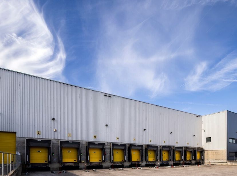 8.857m² logistiek magazijn met 476m² kantoren<br />
Ligging: vlakbij oprit E19; bushalte op wandelafstand<br />
Specificaties: staalstructuur, 10m vri